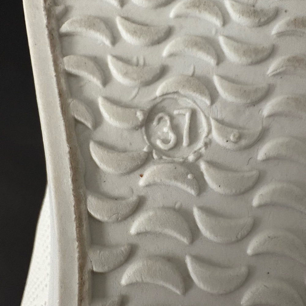 Like NEW Classic White Low-Top Sneakers - Picture 8 of 8